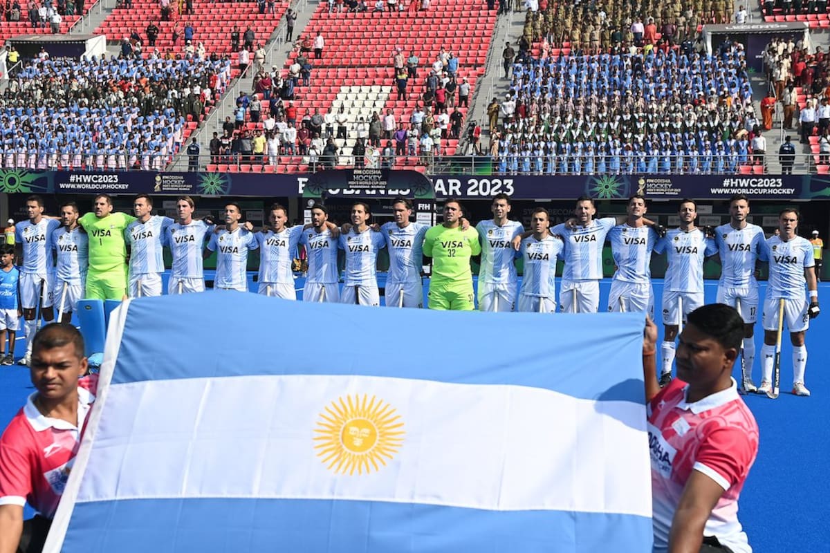 Los integrantes de la selección argentina de hockey entonan el himno en la previa al encuentro que empataron con Australia 3 a 3 Mundial de hockey en India