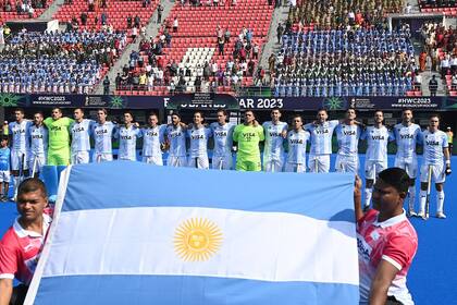 Los integrantes de la selección argentina de hockey entonan el himno en la previa al encuentro que empataron con Australia 3 a 3 Mundial de hockey en India