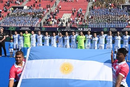 Los integrantes de la selección argentina de hockey entonan el himno en la previa al encuentro que empataron con Australia 3 a 3 Mundial de hockey en India