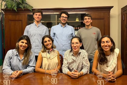 Los integrantes del Ateneo Rural de Bahía Blanca. Luciana Iparraguirre, Emilia Gregorio Pullés, Milena Montovio Mayor, María Victoria Marino.
Arriba: Juan Francisco Alconcher, Juan Andrés Abraham y Giuliano Sensini