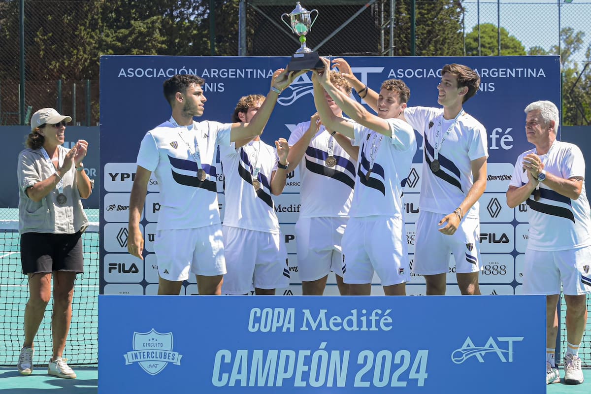 Los integrantes del Club Belgrano alzan la Copa en el Mayling Club de Campo