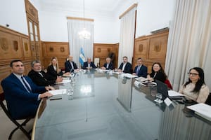 Los integrantes del Consejo de Mayo, con el secretario de Trabajo, Julio Cordero, como invitado especial