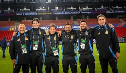 Los integrantes del cuerpo técnico: Osvaldo Conte junto con el DT Germán Portanova, el entrenador de arqueras Enrique Yamashita, Nicolás Valado, Ezequiel Vidal y Diego Mirabella
