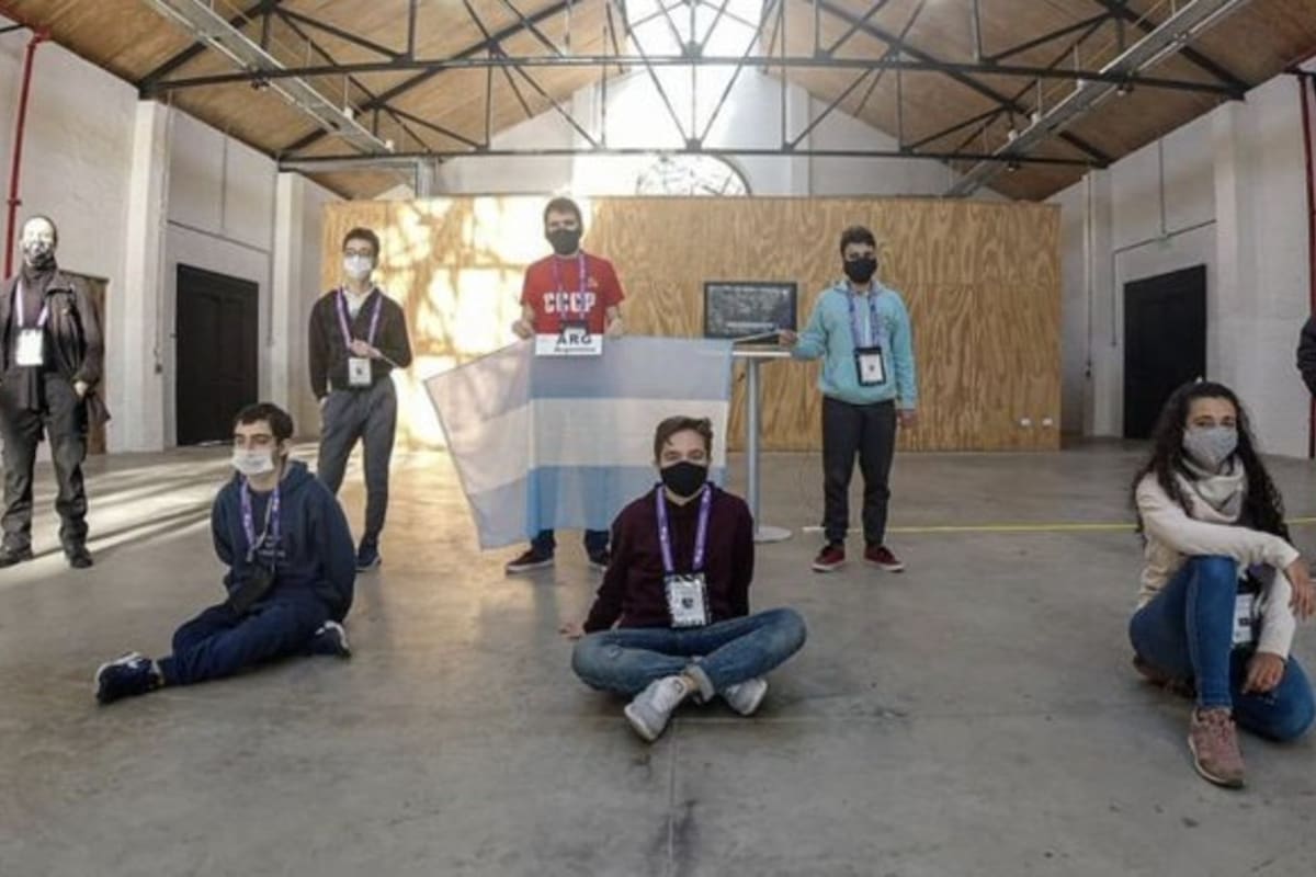 Los integrantes del equipo argentino que compitió en las Olimpíadas Internacionales de Matemática: Pero Ziger Matías Raimundez, Julián Cabrera, Lucas Sandleris, Lisandro Acuña (ORT II) y Charo Morenco