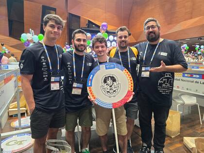 Los integrantes del equipo “NaN – Need a Name” de la Universidad Nacional de La Plata en Bakú, tras participar en la final mundial del ICPC