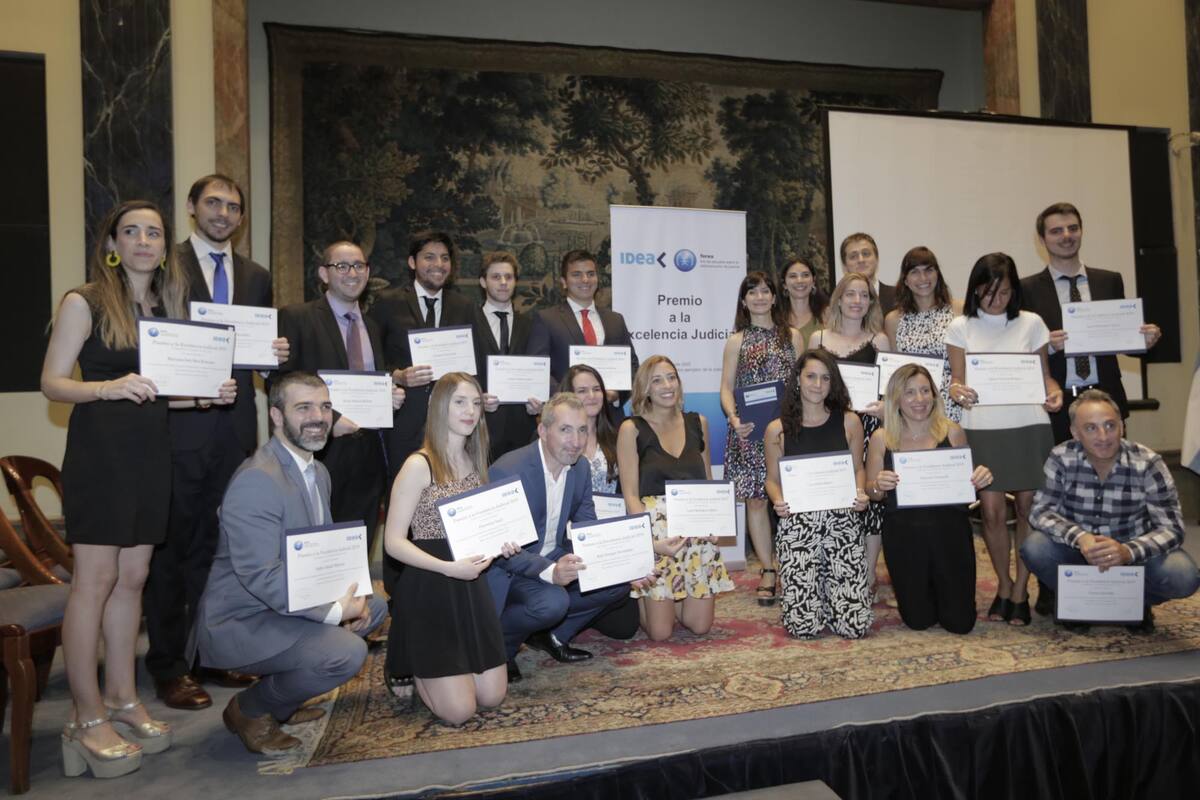 Los integrantes del juzgado premiado, liderado por la doctora Mólica Lourido, señalada con un círculo