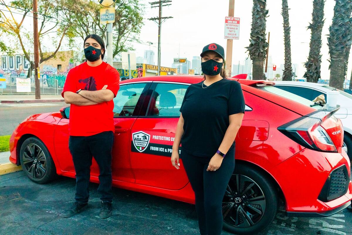 Los integrantes patrullan los barrios para identificar agentes y vehículos migratorios