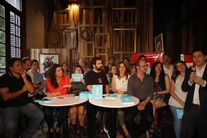Los intelectuales militantes de Agenda Argentina, el colectivo de agrupaciones que apoyan el Frente de Todos, durante el encuentro en Palermo