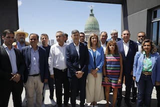 Los intendentes del interior enfrentan a Milei y le piden una compensación por la quita de subsidios al transporte