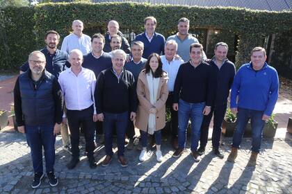 Los intendentes del Pro que se reunieron en el Club San Luis de La Plata, en mayo de 2022 (ARCHIVO)
