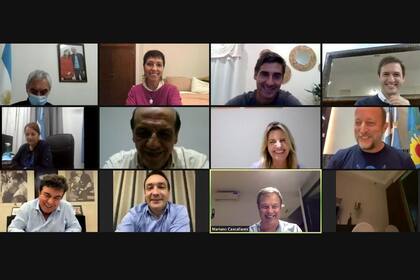 Los intendentes peronistas de la tercera sección electoral, ayer, en la reunión virtual que mantuvieron.