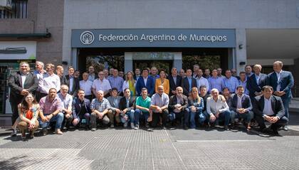 Los intendentes que se reunieron en la sede de la Federación Argentina de Municipios (FAM)