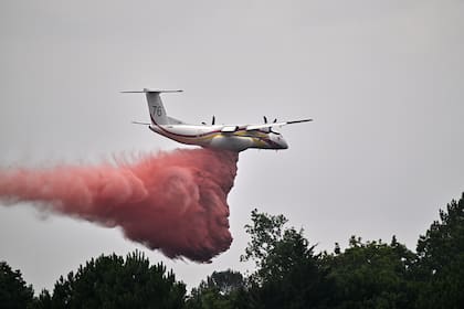 Los intentos de apagar el incendio cerca de Marcheprime en las afueras de Burdeos, Francia