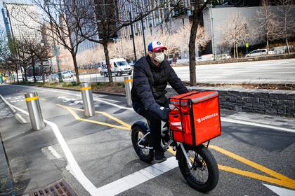 Los interesados se pueden registrar en DoorDash a través de su sitio web para comenzar a repartir alimentos