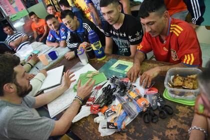 Los internos realizan cartelería para las personas ciegas que visiten la sede de la intendencia platense