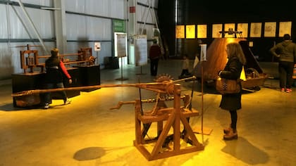 Los inventos del genio Da Vinci se destacan entre reproducciones de pinturas y esculturas