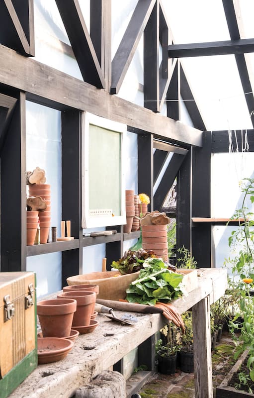 Los invernaderos son refugio para las plantas, sobre todo en invierno, y espacio de trabajo para los amantes de la jardinería durante todo el año