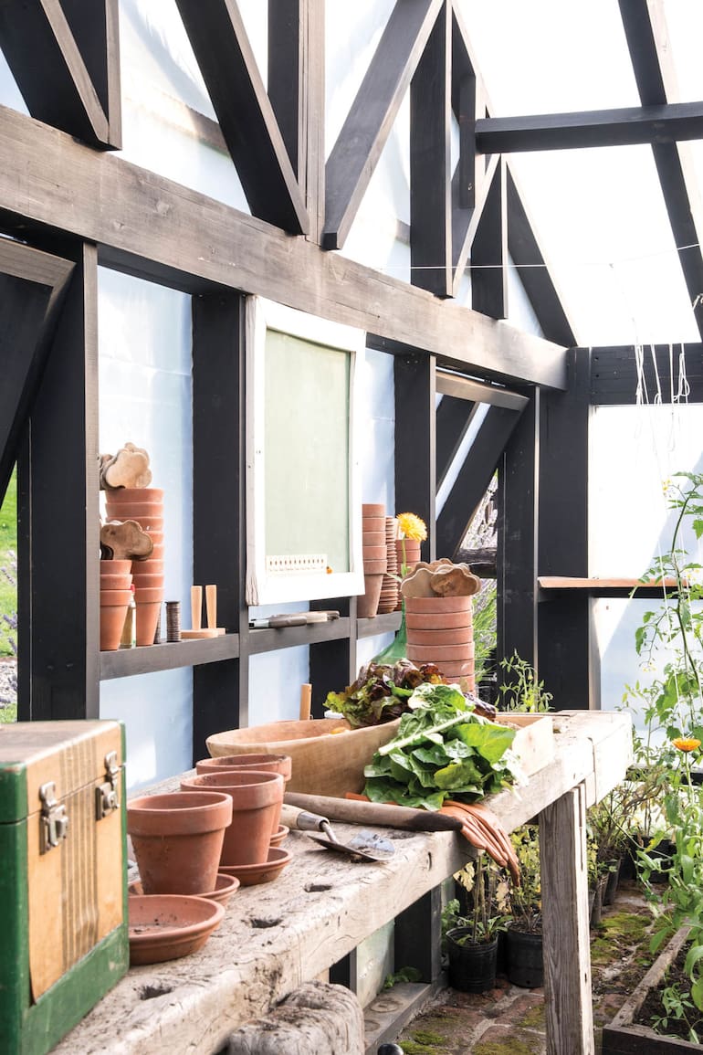 Los invernaderos son refugio para las plantas, sobre todo en invierno, y espacio de trabajo para los amantes de la jardinería durante todo el año