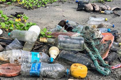 Los investigadores afirman que una hora de exposición a la saliva degrada el plástico tanto como años a la intemperie (Foto: Unplash)