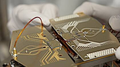Los investigadores conectaron dos chips y enviaron cantidades récord de información cuántica a una velocidad y con una fiabilidad sin precedentes.