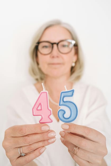 Los investigadores identificaron dos momentos clave, alrededor de los 44 años y nuevamente a los 60 años, en los que el envejecimiento se acelera