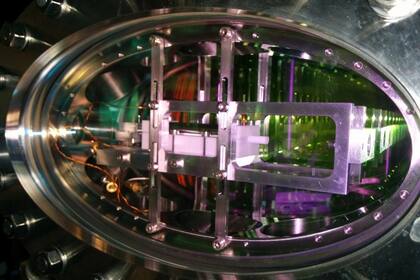 Los investigadores tomaron átomos de rubidio-87, los enfriaron y los transportaron al área de testeo, una cámara de vacío especial, donde fueron enfriaron a unos pocos microkelvins, cerca del cero absoluto, para detener la luz y poder transportarla