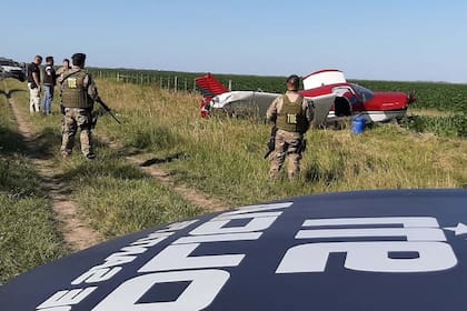 Los investigadores vinculan con los comisarios condenados por corrupción al grupo que transportó 200 kilos de cocaína en una avioneta que cayó en Santa Fe