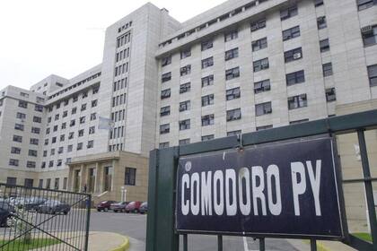 Los investigan por haber conformado la estructura de pagos para la obtención de contratos y subsidios; declaran en Comodoro Py