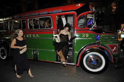 Los invitados arriban a la ceremonia en un colectivo con estilo fileteado
