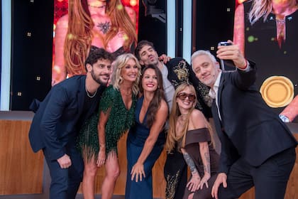 Los invitados -Diego Leuco, Yanina Latorre, Pampita, Martín Cirio y La Joaqui- se sacaron la clásica foto con el conductor