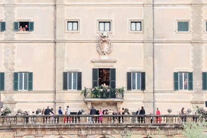 Los invitados disfrutaron del cóctel en los balcones de Villa Aldobrandini, un impresionante palacio considerado una joya arquitectónica del siglo XVI. La fiesta terminó con fuegos artificiales. Un día antes, la pareja había agasajado a sus íntimos con una comida en el restaurante Galleria del Cardinale, en un palacio barroco en el centro de Roma.