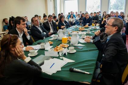 Los invitados expresaron sus posiciones sobre la agenda que lleva adelante el poder ejecutivo sobre la reforma / Foto gentileza de la Carrera de Ciencia Política