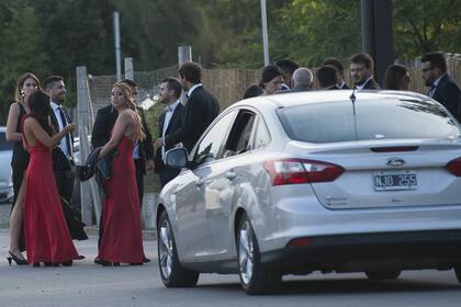 Los invitados, antes de ingresar al gran casamiento de Dalma Maradona