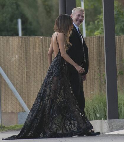 Fernando Burlando y su mujer, al llegar a la fiesta