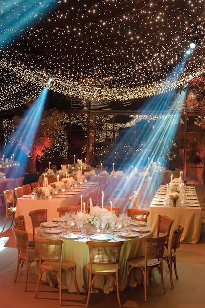 Los invitados llegaron hasta el salón del banquete cubiertos por paraguas transparentes, porque llovió toda la noche. El ambiente estaba decorado con luces que imitaban un cielo estrellado.