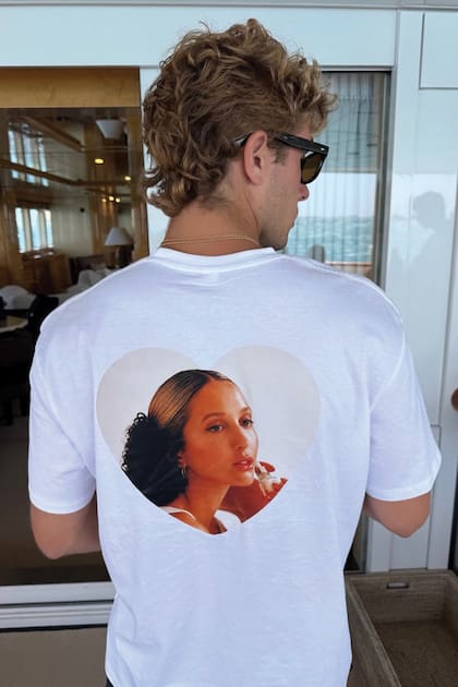 Los invitados
lucieron una remera personalizada con la cara de la princesa enmarcada en un
corazón