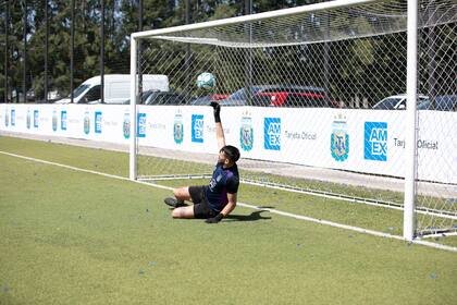 Los invitados participaron de una clínica de fútbol pateando penales a un aquero profesional.