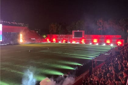 Los invitados se sentaron en las tribunas para ver el estreno de la serie de Diego Maradona, Sueño Bendito
