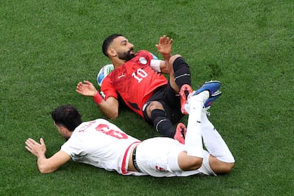 Los iraníes persiguen y toman a Mohamed Salah, al que por momentos no pueden controlar por sus clásicas gambetas y, en otros, no lo dejan crecer.