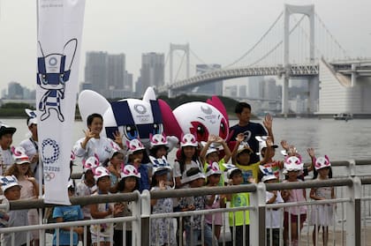 Los isologos de Tokio 2020 figuran en carteles y taxis y cerca de los principales estadios y gimnasios.