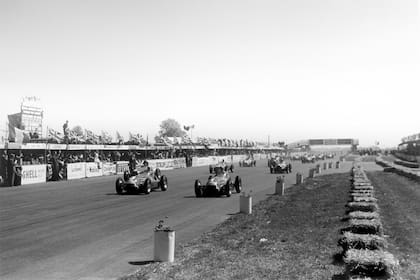 Los italianos Farina y Fagioli, con Alfa Romeo, en la primera fila de la grilla en Silverstone; después de 70 vueltas, Farina selló el histórico triunfo