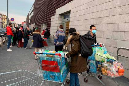 Los italianos se abastecen en los supermercados