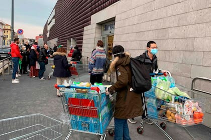 Los italianos se abastecen en los supermercados