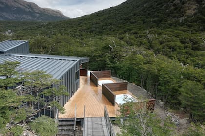 Los jacuzzis al aire libre inmersos en el bosque de ñires, una invitación al relax después de un día intenso de caminata.