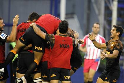 Una montonera de festejo delante de Tomás Cubelli, medio-scrum de buen estreno con la camiseta de la franquicia de la UAR.