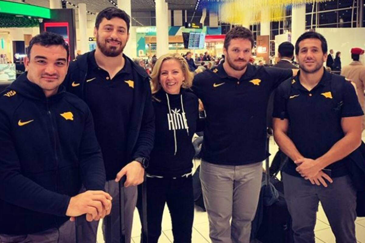 Los Jaguares y una de las tantas fotos con seguidores que los tuvieron como protagonistas en el vuelo de regreso a Buenos Aires
