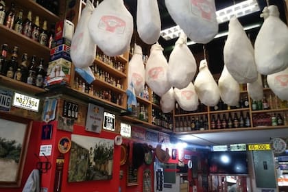 Los jamones colgando del techo son un clásico del lugar