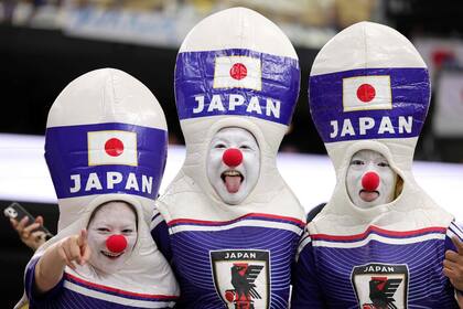 Los japoneses se disfrazan en las tribunas y alientan todo el partido