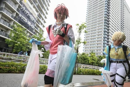 Los japoneses suelen llevarse la basura a sus casas e incluso recogen aquella que pueden encontrarse en el piso