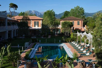 Los jardines con limoneros, pileta y solarium de la Pensione America, el hotel de mayor categoría de Forte dei Marmi que, además, dispone de spa, canchas de tenis, una minivan eléctrica para trasladar a los pasajeros hasta el pueblo y bicicletas exclusivas para sus clientes.